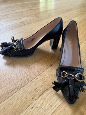 TOD'S Black Leather Tassel Pump with Gold Chain Accent